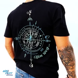 Plotterdatei für einen Kompass-Aufdruck mit dem Spruch "Bin weg ..." - hier auf einem schwarzen Shirt auf dem Rücken eines Mannes