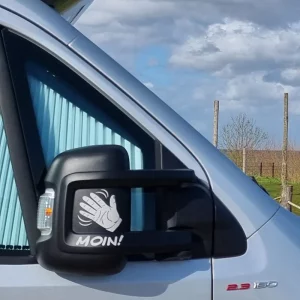 Camper-Aufkleber Moin am Spiegel eines Fiat Ducato