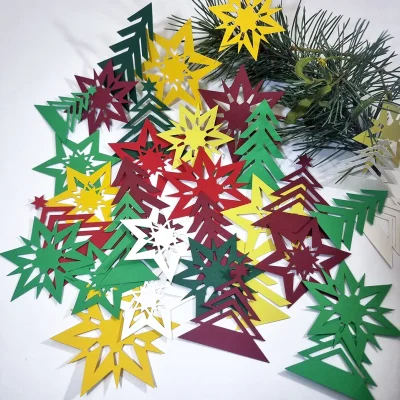 Eine bunte Mischung an weihnachtlichen Geschenkanhängern aus einer Plotterdatei von ARNi-Plott.