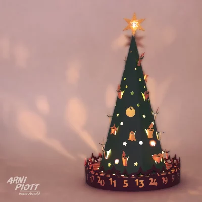 Beleuchteter Tannenbaum als Adventskalender. Unten mit Ziffernring und der Christbaum ist geschmückt und beleuchtet.