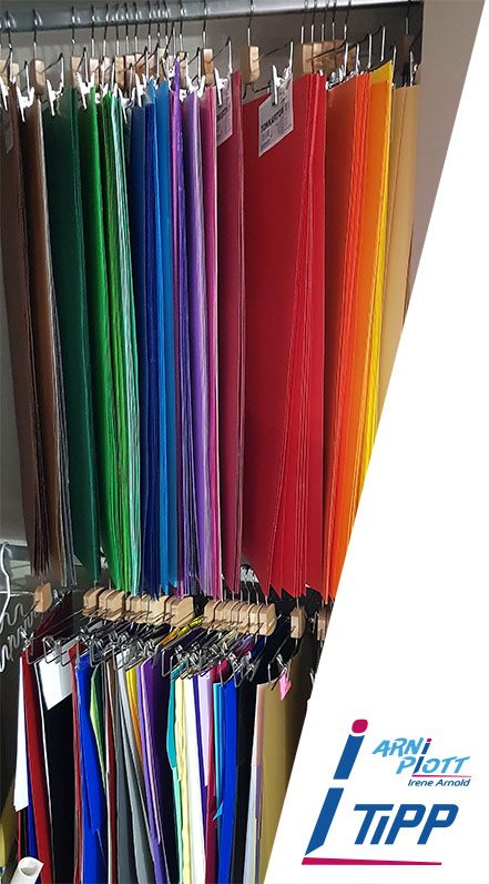 Tipp zur Lagerung von Papierbögen 50 x 70 cm und Plotterfolien: An Hosen bzw. Rockbügeln hängend in einem Kleiderschrank - Tipp von ARNi-Plott