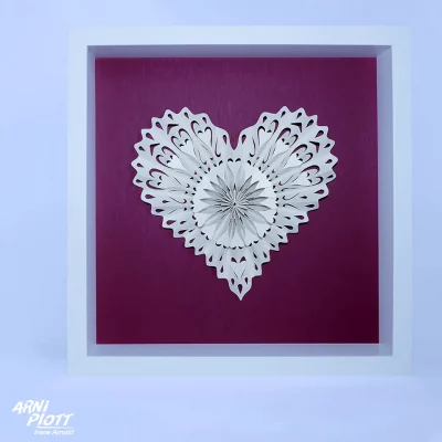 Ein weißes Herz in einem weißen Rahmen mit weinrotem Hintergrund - eine wunderschöne Dekoration