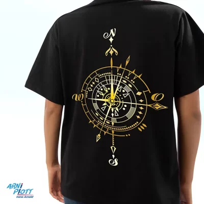 Plotterdatei für einen Kompass, der Freiheit und Abenteuer vermittelt - hier in Gelb auf einem schwarzen Shirt auf dem Rücken