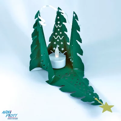 Geoeffneter und beleuchteter dunkelgruener Weihnachtsbaum mit einem LED-Licht und gelbem Stern mit weißem Schleifenband - Plotterdatei von ARNi-Plott